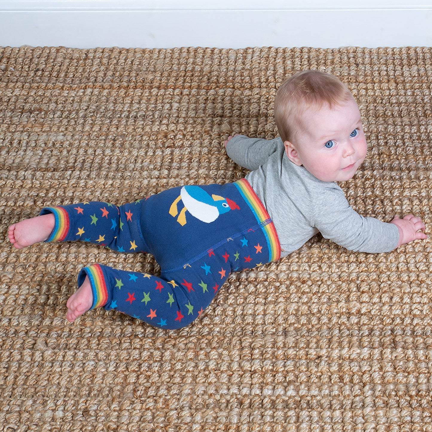 Baby wearing puffling knit legging